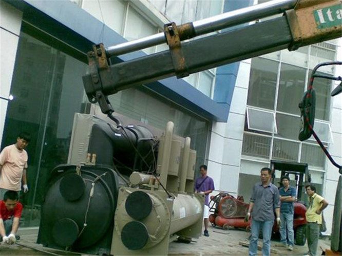 顺昌县随车吊和汽车吊的核心区别是什么？哪种更省钱？